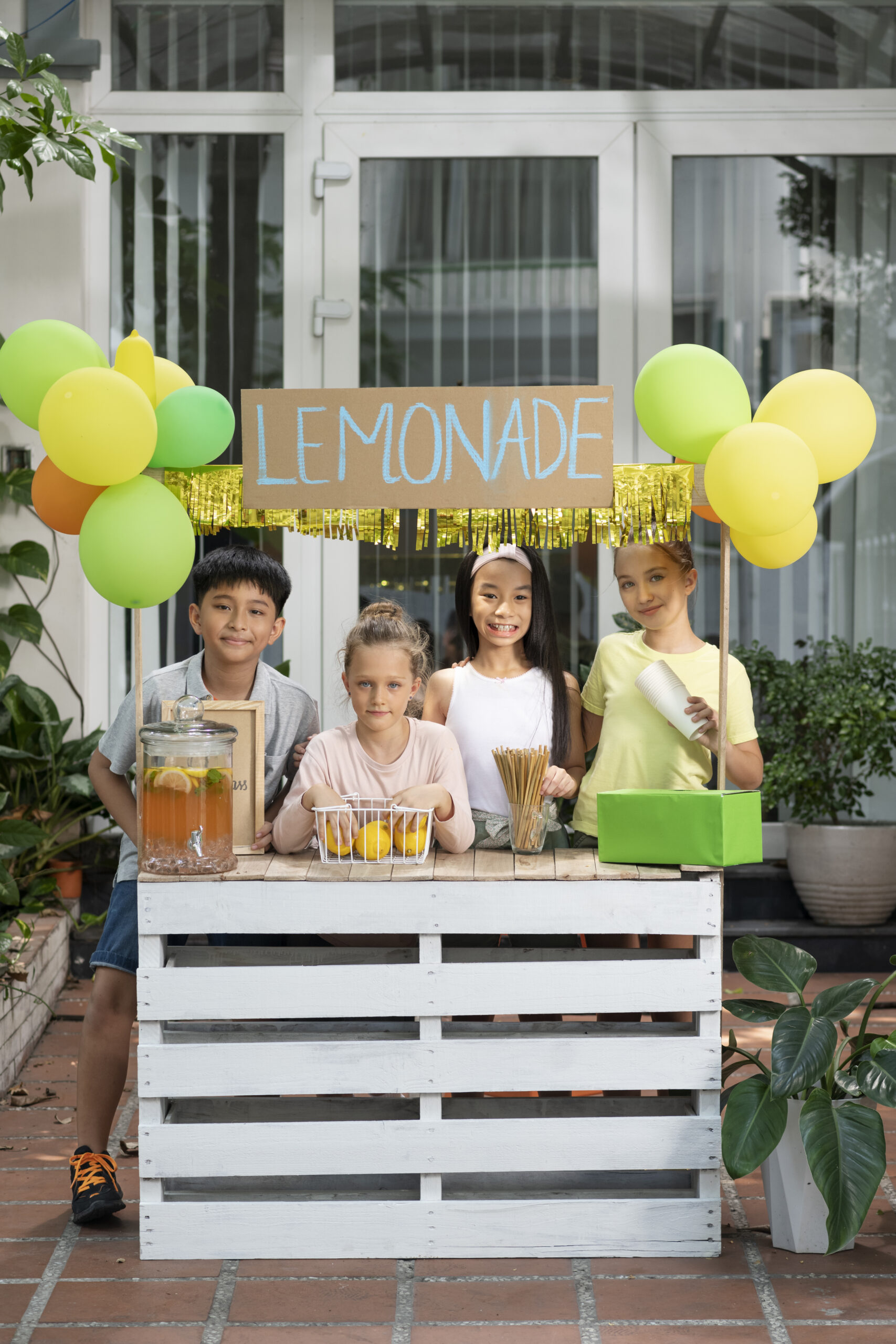 kids-organising-lemonade-stand (1)
